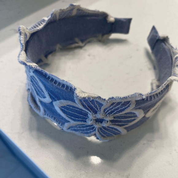 Beautiful head piece with flower design 🌸 - Picture 1 of 3